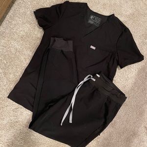 FIGS black scrub set: Catarina S top & Zamora jogger M bottom